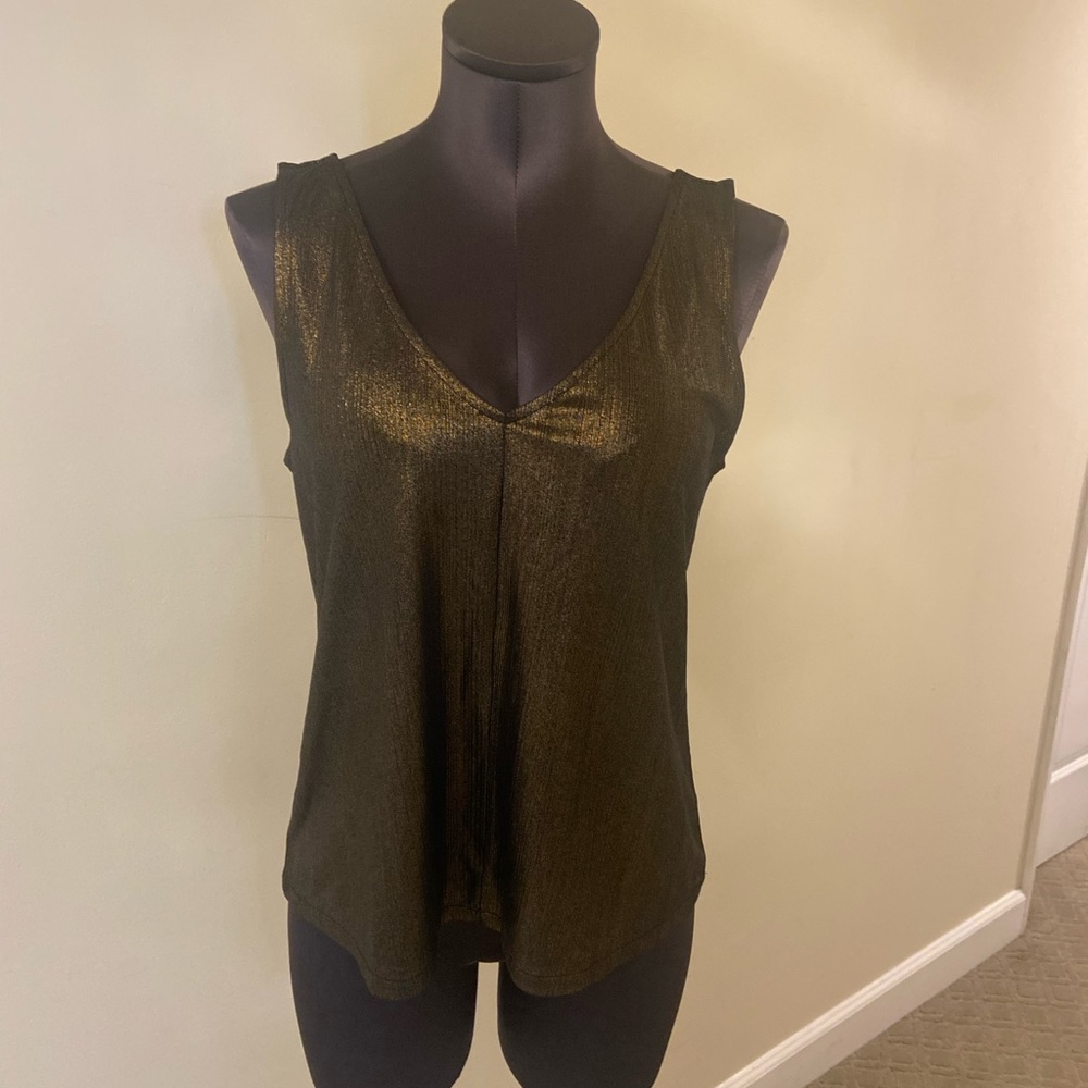 City Streets woman sleeveless shirt size M